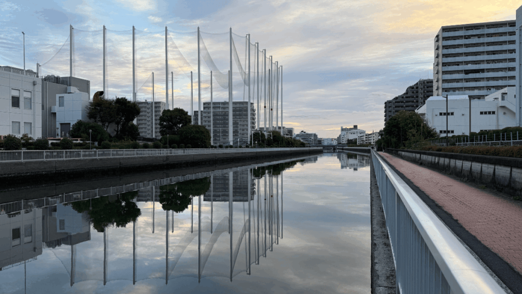 汐浜運河は、遊歩道を歩きながら探り釣りをしよう。